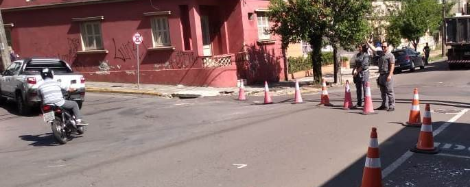 Trânsito é bloqueado em trecho da Rua André Marques para obra de drenagem