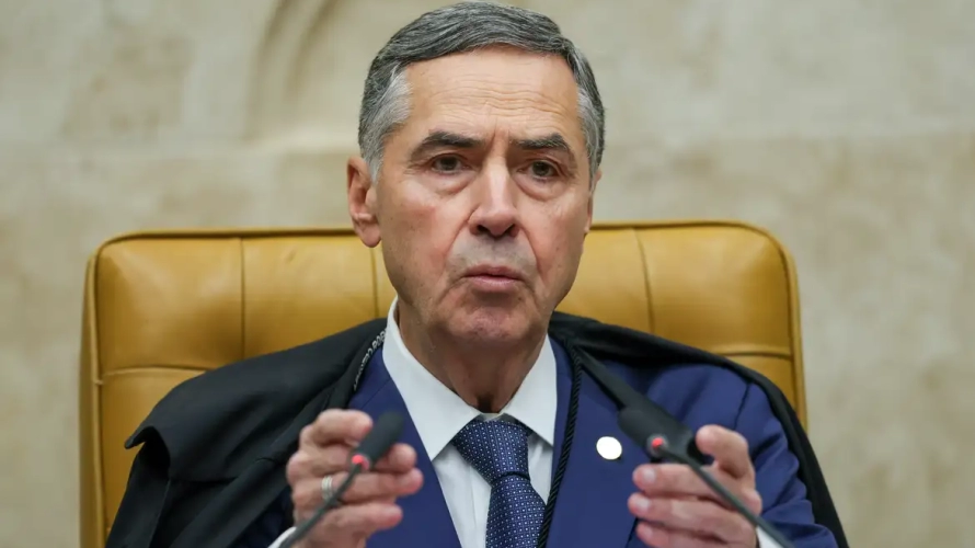 Barroso: julgamento de Bolsonaro traz “algum grau de tensão” para país