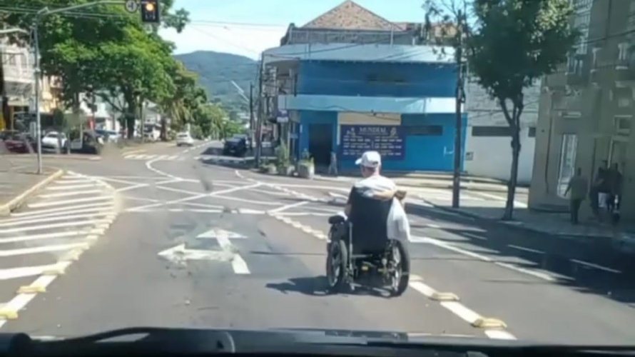 Cadeirante é flagrado entre carros na Avenida Rio Branco