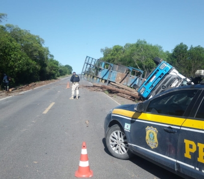 Caminhão bitrem tomba na BR-290 em São Sepé