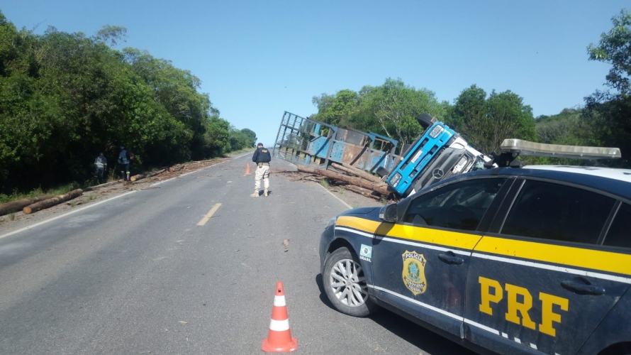 Caminhão bitrem tomba na BR-290 em São Sepé