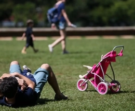 Licença-paternidade de até 20 dias é aprovada no Senado