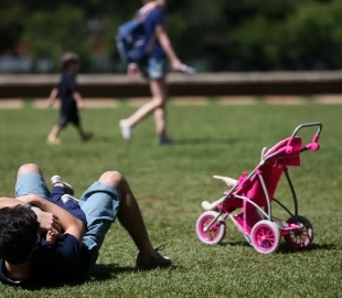 Licença-paternidade de até 20 dias é aprovada no Senado