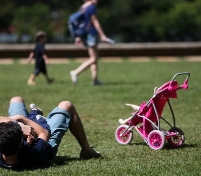 Licença-paternidade de até 20 dias é aprovada no Senado