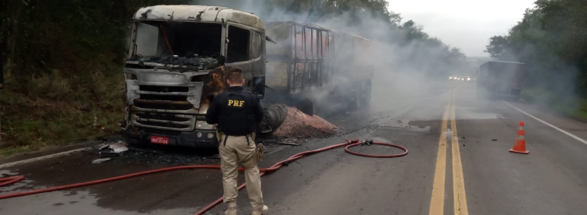Caminhão é consumido pelo fogo na BR-392 em Santa Maria