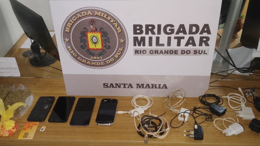 Jovem é preso e adolescentes apreendidos após arremessarem celulares e droga no PRSM