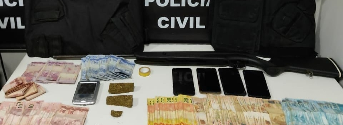 Homem é preso com droga, coletes balísticos e quase R$ 10 mil em dinheiro