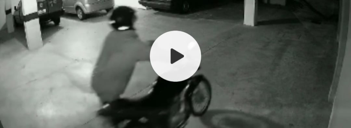 Vídeo: homem invade garagem de prédio e furta moto em Santa Maria
