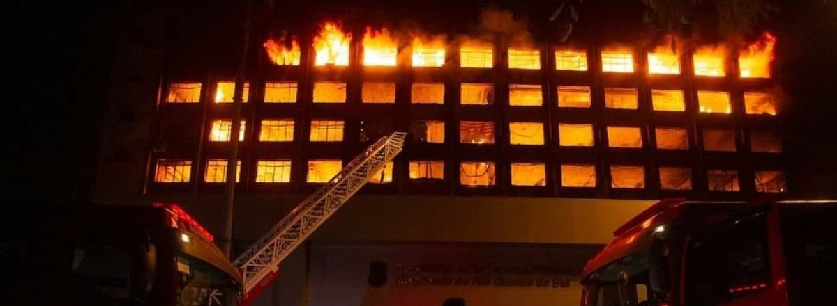 Dois bombeiros seguem desaparecidos em prédio de Segurança Pública do RS