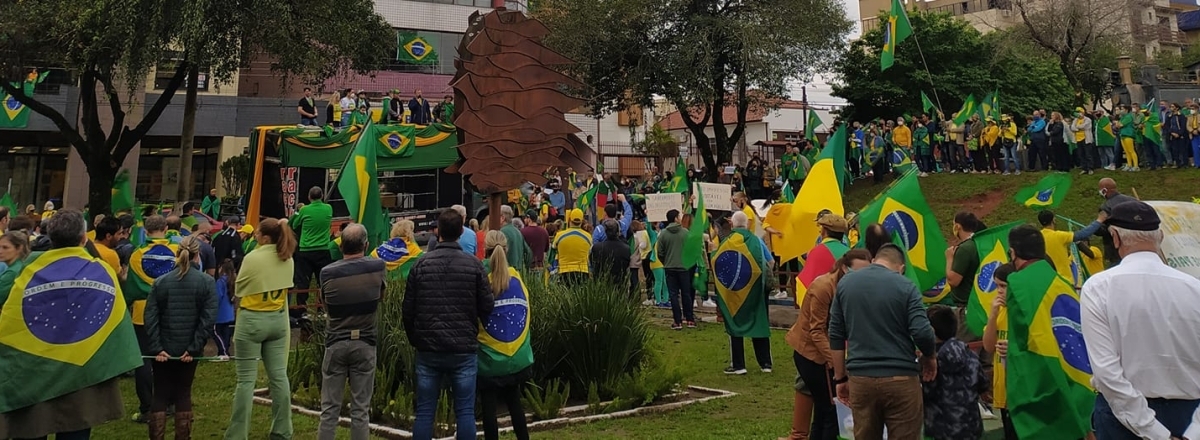 Manifestantes prestam apoio a Bolsonaro e criticam o STF em Santa Maria