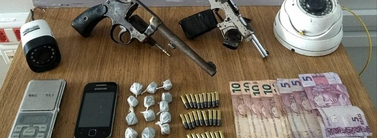 Dupla é presa com armas de fogo, munições e maconha em Santa Maria