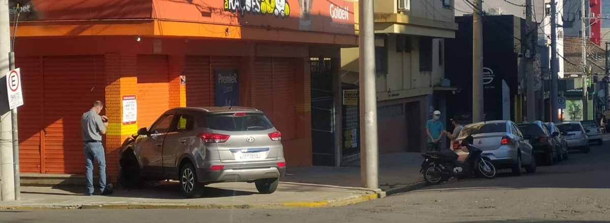 Carro colide em pet shop no Centro de Santa Maria