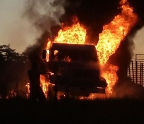 Vídeo: homem toca fogo no próprio caminhão em Santa Maria