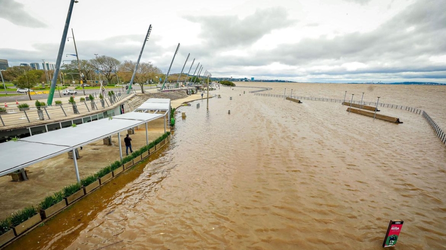 Lago Guaíba sobe mais de 3 metros e transborda em Porto Alegre