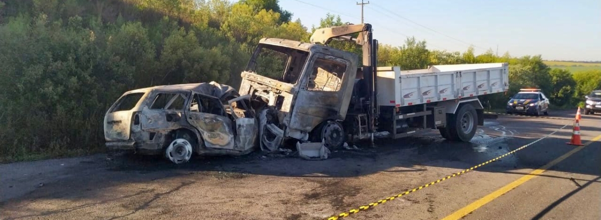 Idoso morre carbonizado em acidente entre carro e três caminhões em Cruz Alta