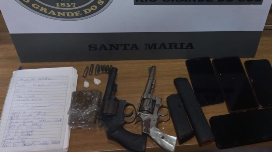 Dupla é presa com armas e drogas em Santa Maria