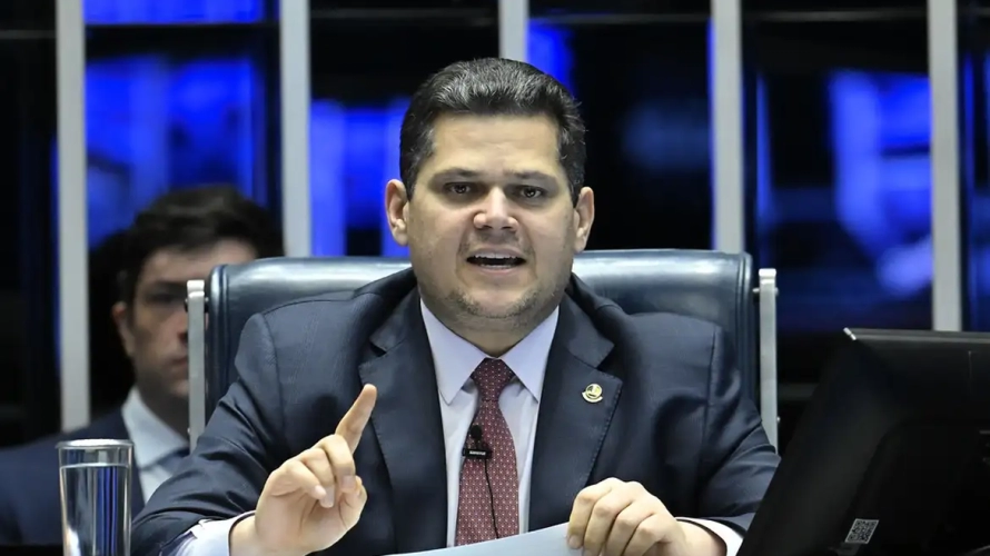 Alcolumbre manda arquivar PEC da Blindagem após rejeição da CCJ