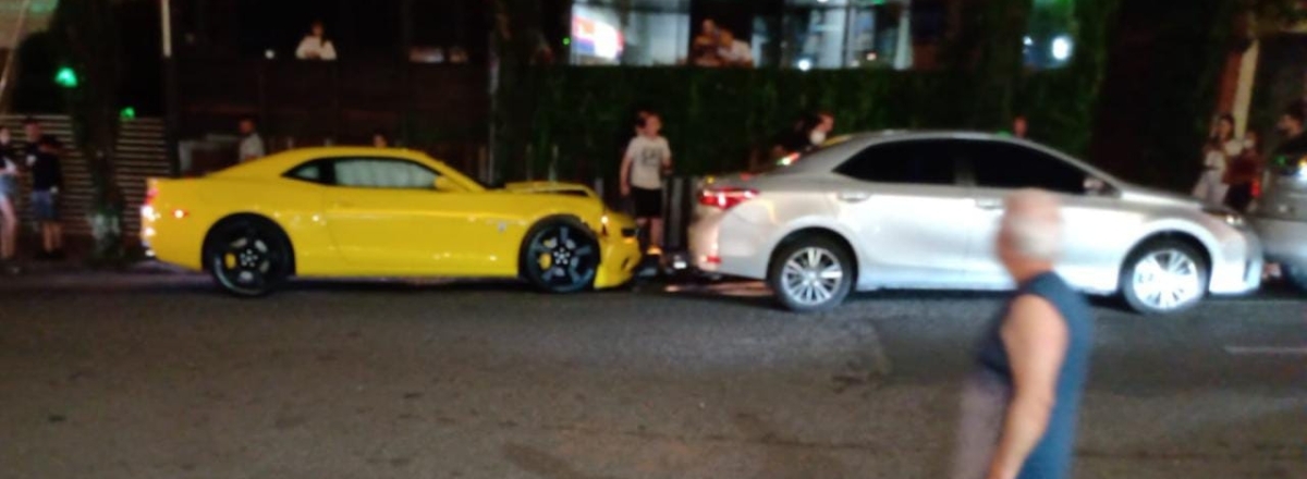 Camaro amarelo bate e gera acidente com vários veículos em Santa Maria