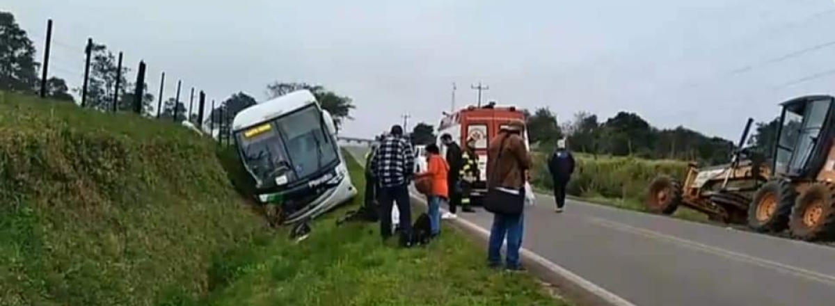 Ônibus da empresa Planalto cai em barranco na ERS-149 em Restinga Sêca