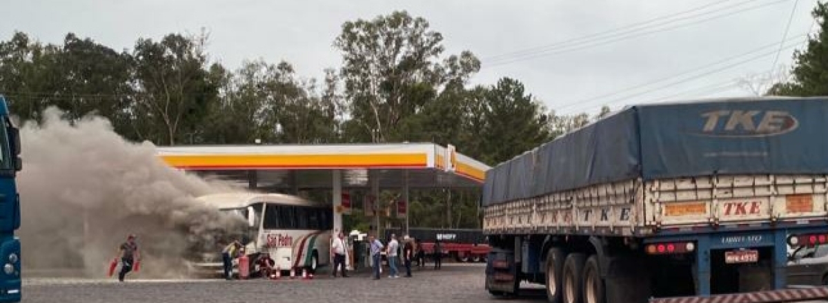 Ônibus pega fogo em posto de combustíveis na Faixa Nova de Camobi