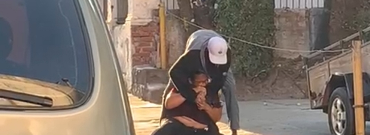Homem tenta pegar celular à força de companheira em Santa Maria