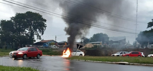 Carro de motorista de aplicativo pega fogo em Santa Maria