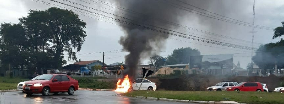 Carro de motorista de aplicativo pega fogo em Santa Maria