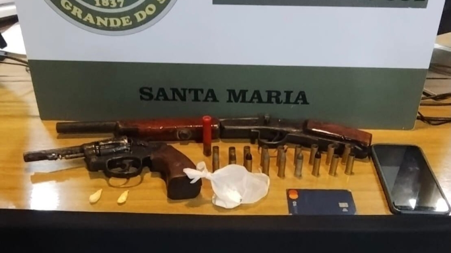 Jovem é preso com duas armas de fogo e cocaína em Santa Maria