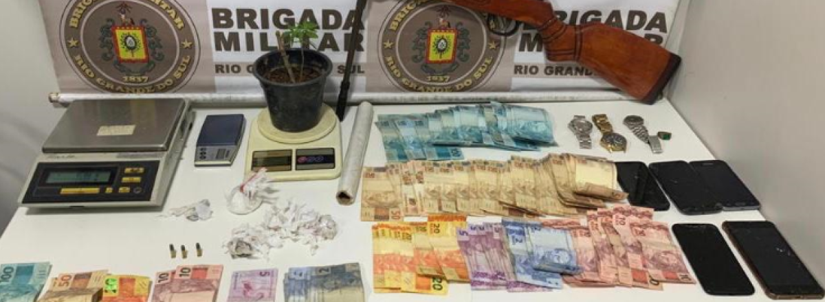 Brigada Militar apreende droga, espingarda e R$ 5 mil em Santa Maria