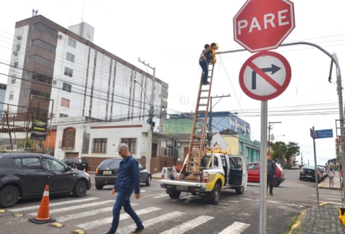 Prefeitura instala novo semáforo entre Appel e Niederauer