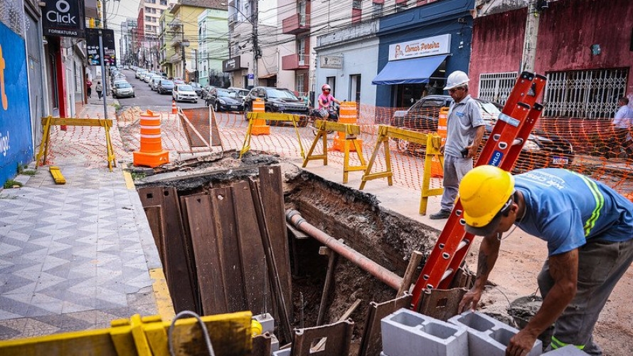 Prefeitura trabalha na reconstrução de rede pluvial em trecho da Rua Floriano Peixoto