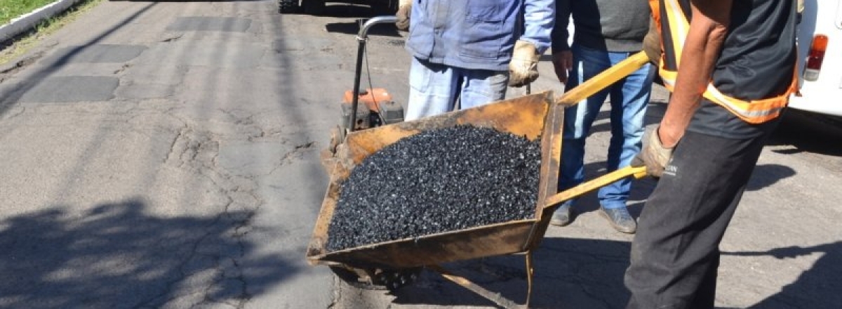 Prefeitura realiza ação tapa-buracos para recuperar o asfalto em ruas da cidade