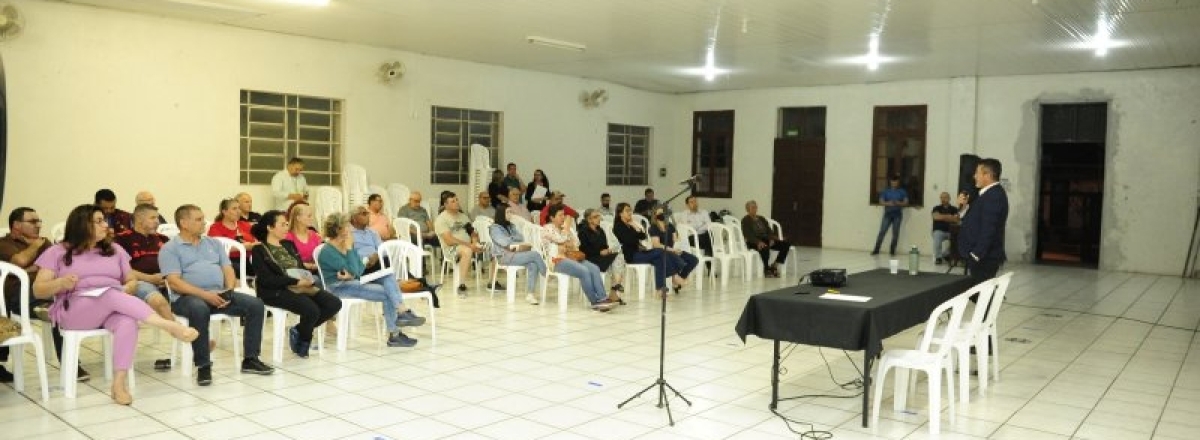 Moradores do bairro Itararé participam de reunião sobre a licitação do transporte