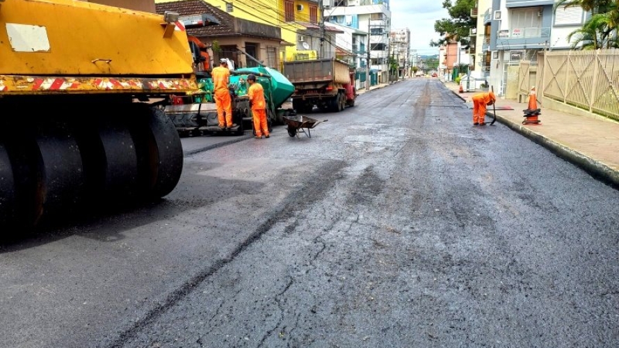 Prefeitura trabalha na recuperação do asfalto na Rua Tuiuti