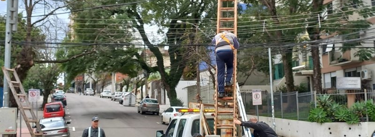 Novo semáforo é instalado no cruzamento das ruas Silva Jardim com Floriano