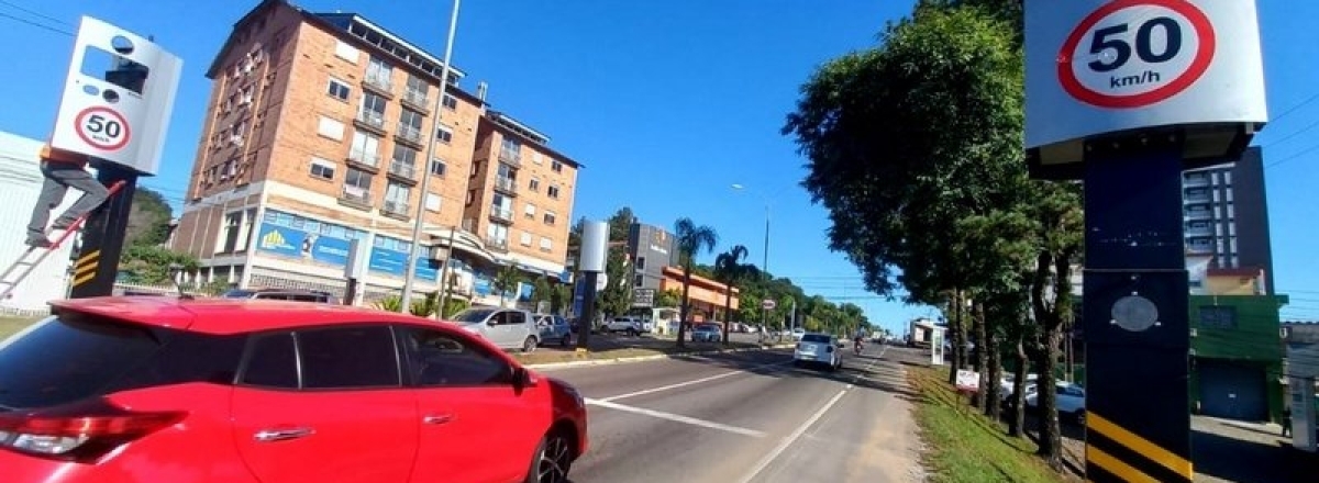 Redutores de velocidade são instalados na Avenida João Luiz Pozzobon