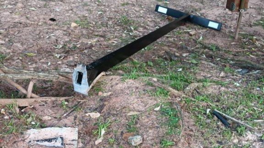 Três postes de iluminação são depredados e um furtado no Parque Itaimbé