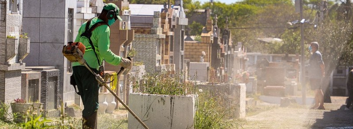 Prefeitura realiza limpeza e manutenção de cemitérios para o Dia  de Finados