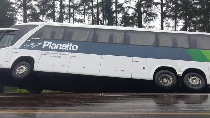 Ônibus da Planalto cai em vala após acostamento ceder na BR-287 em São Pedro