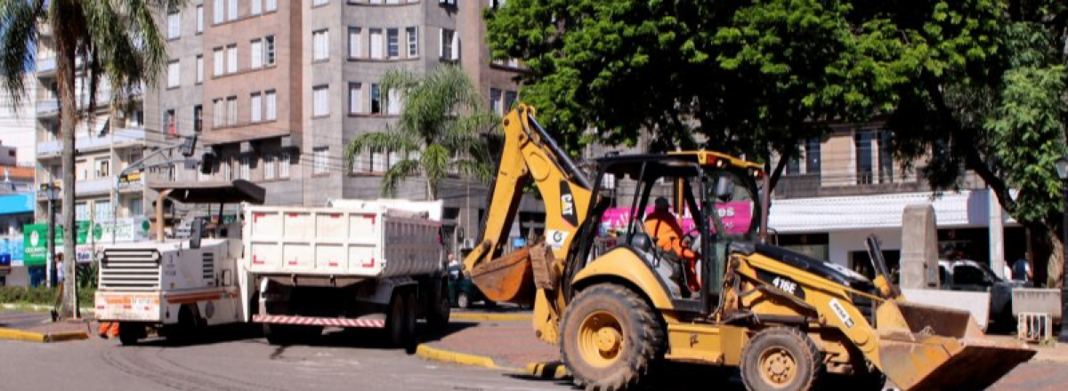 Obra de recuperação do asfalto da Avenida Rio Branco iniciou nesta segunda