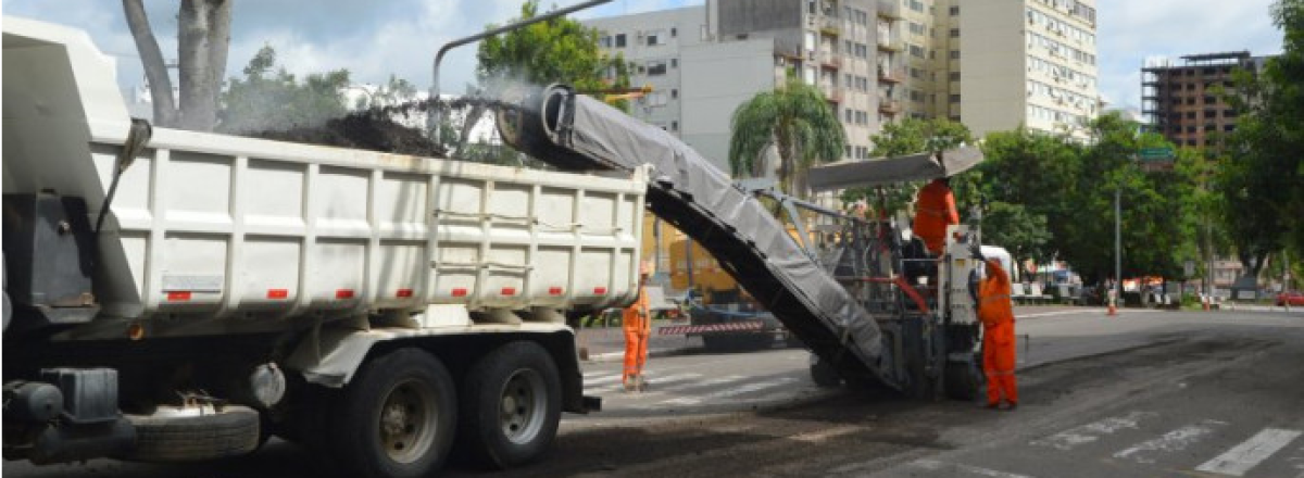 Avenida Rio Branco está com trecho bloqueado para recuperação do asfalto