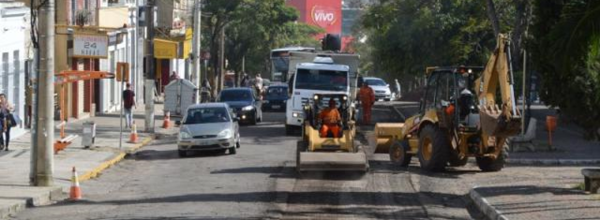 Recuperação do asfalto da Avenida Rio Branco segue no final de semana