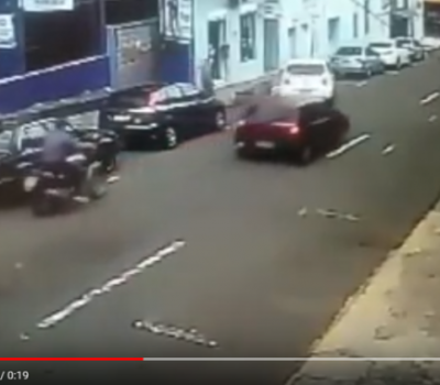 Vídeo: homem é flagrado furtando moto no Centro de Santa Maria
