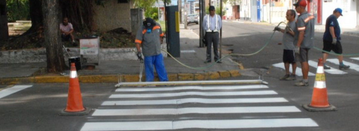 Faixas de segurança das ruas centrais recebem revitalização em Santa Maria