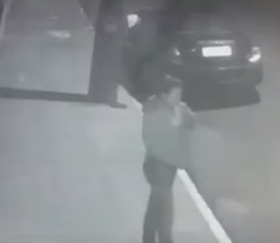 Vídeo: casal é flagrado arrombando carro no Centro de Santa Maria