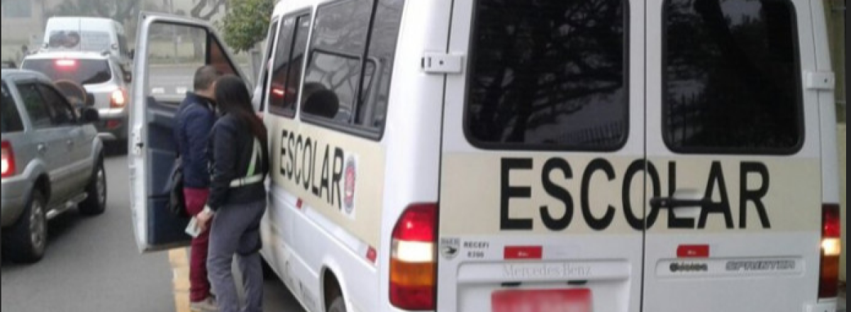 Fiscalização multa motorista de van que realizava transporte irregular em Santa Maria