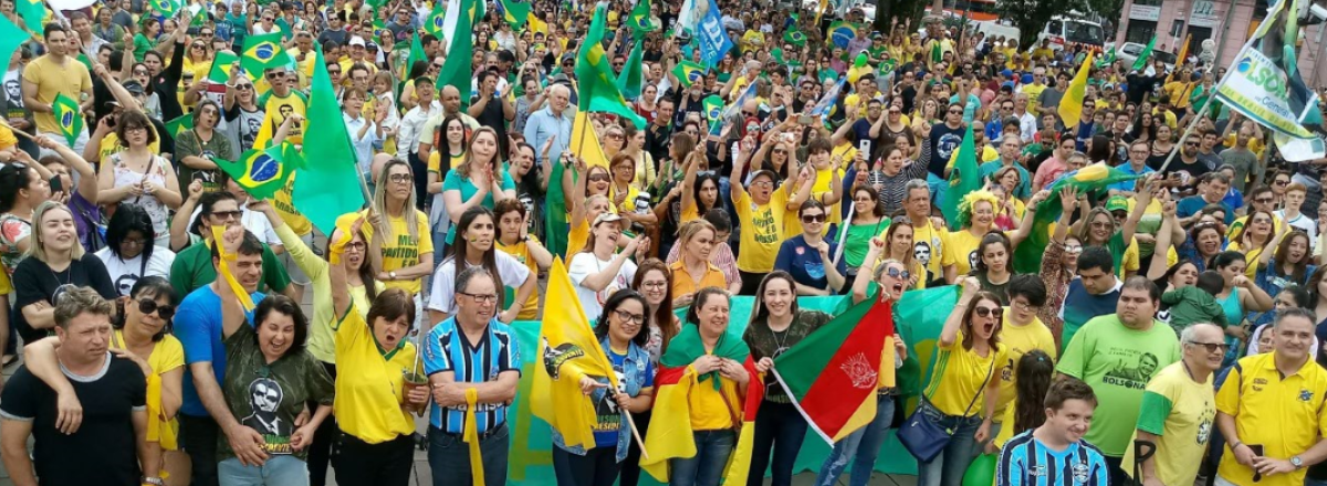 Ato pró-Bolsonaro reúne centenas de pessoas em Santa Maria