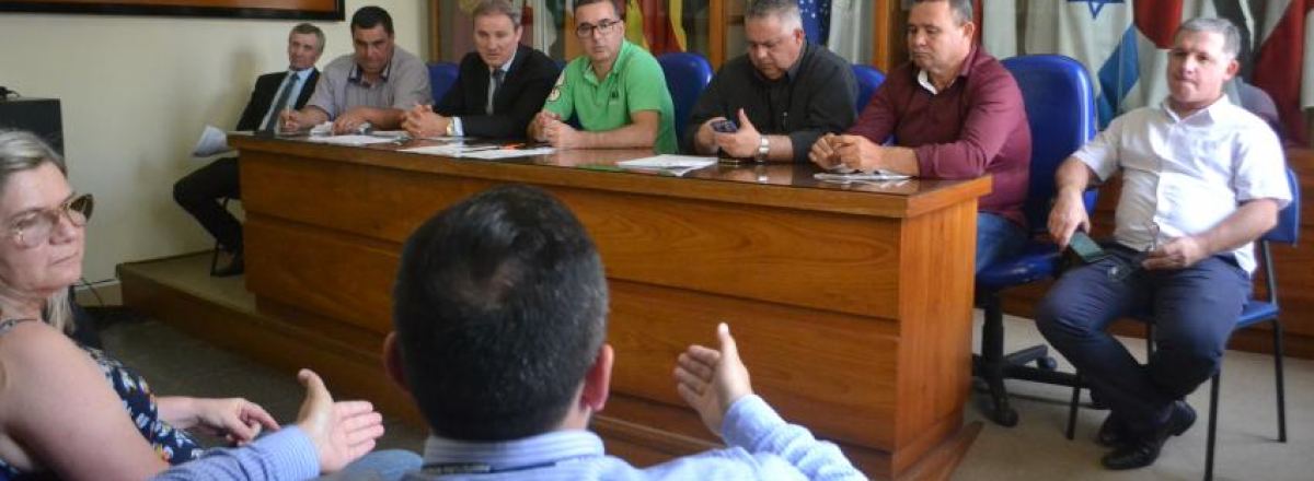 Vereadores recebem superintendente de habitação para tratar de ocupação na Vila Oliveira