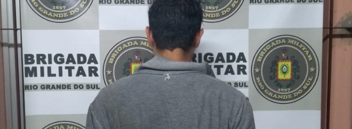 Jovem é preso em flagrante após furtar objetos de veículo em Santa Maria