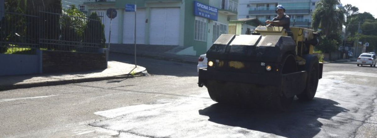 Prefeitura trabalha na manutenção de rua no Bairro Nossa Senhora de Lourdes